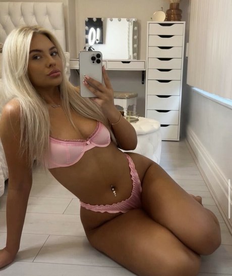 Naken läckt OnlyFans-bild av Hollyhenson