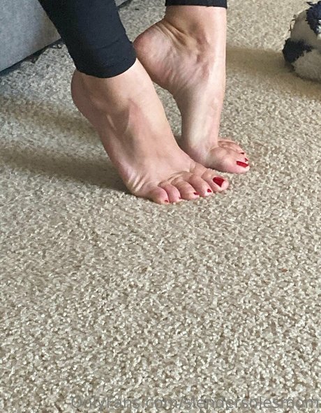 Nacktes geleaktes OnlyFans-Foto von Slendersolesmom
