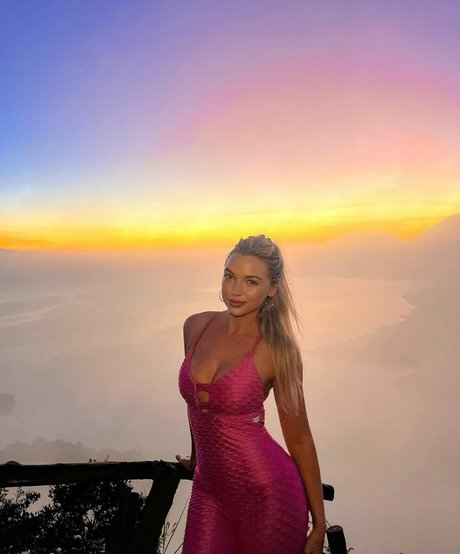 Alaston vuotanut OnlyFans-kuva Alison Bowles
