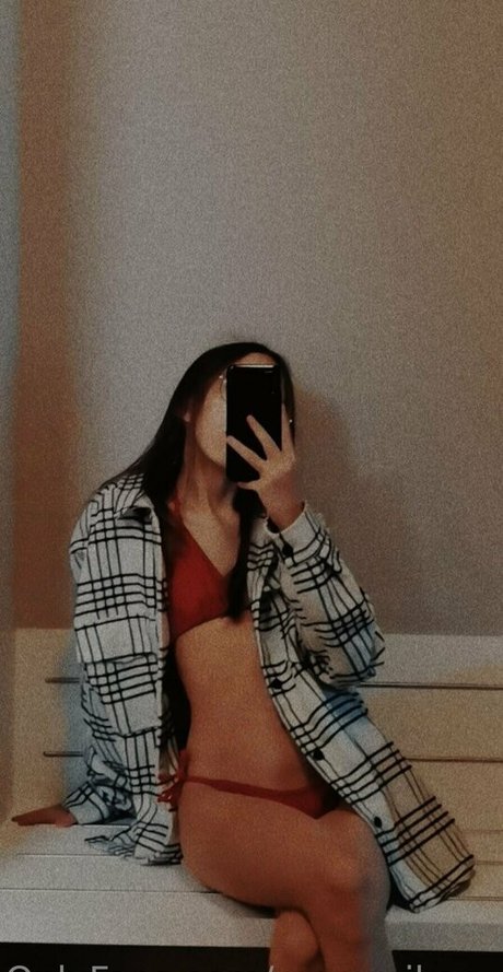 Naken läckt OnlyFans-bild av Mommikaru
