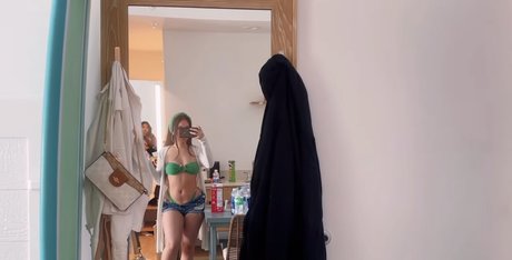 Naakte gelekte OnlyFans-foto van Julianarmah