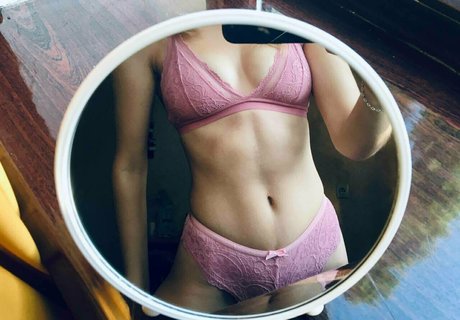 Naken lekkede OnlyFans-bilde av Yummysofie