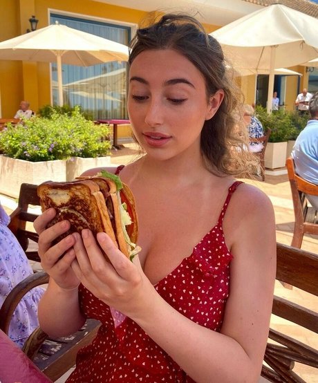 Naken läckt OnlyFans-bild av Chloe May