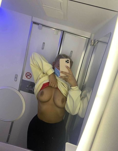 Foto nua vazada do OnlyFans de Miss Holly
