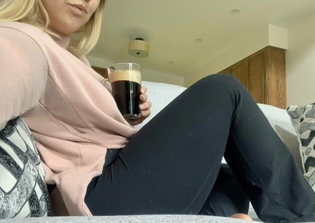 Nøgent lækket OnlyFans-billede af Yournurseamber