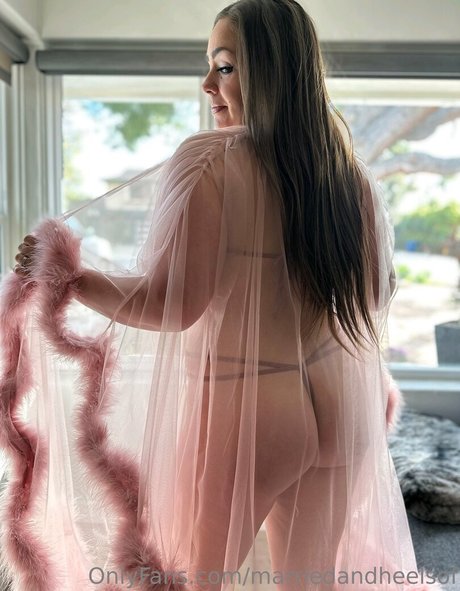 Nahá fotka uniklých OnlyFans od Marriedandheelsof