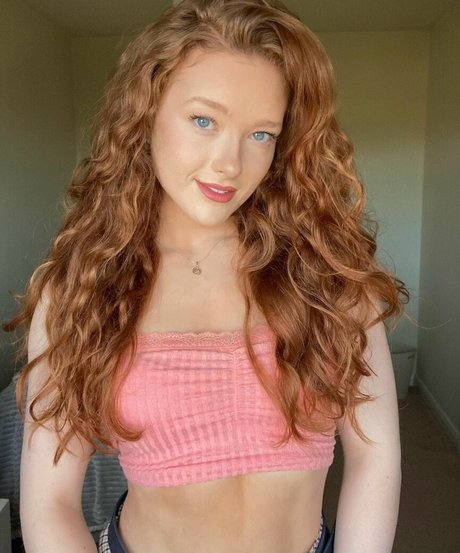 Naken lekkede OnlyFans-bilde av Phoebeisginger