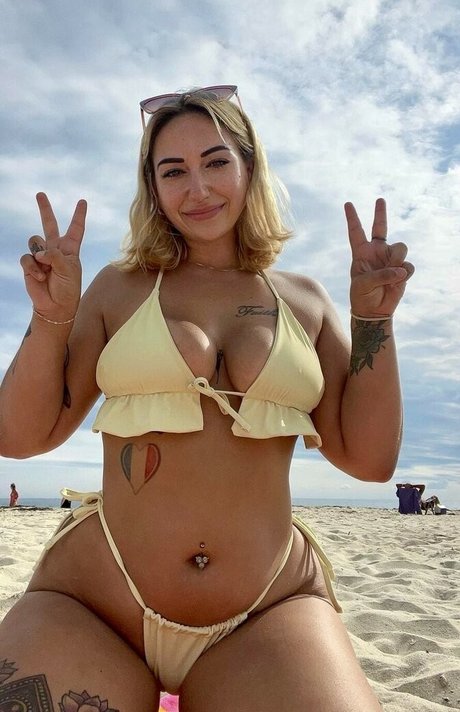 Nahá fotka uniklých OnlyFans od Hannah Helena