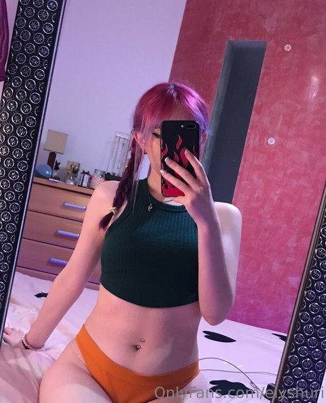 Nahá fotka uniklých OnlyFans od Elyshuri