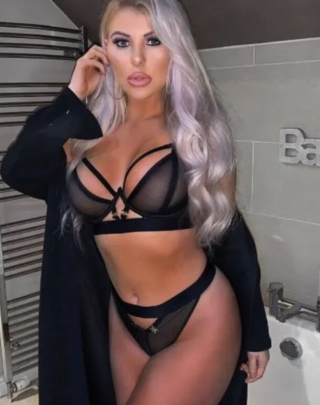 Naakte gelekte OnlyFans-foto van Chloe Gabrielle Chaloner