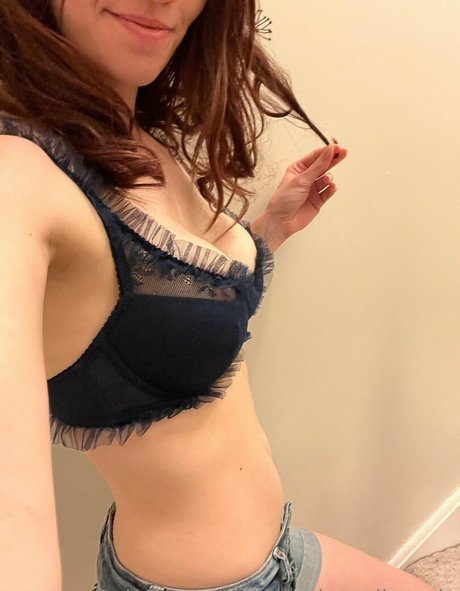 Naken läckt OnlyFans-bild av Ravenloveslingerie