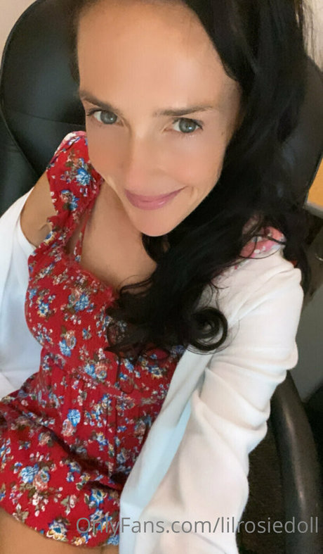 Naken lekkede OnlyFans-bilde av Lilrosiedoll