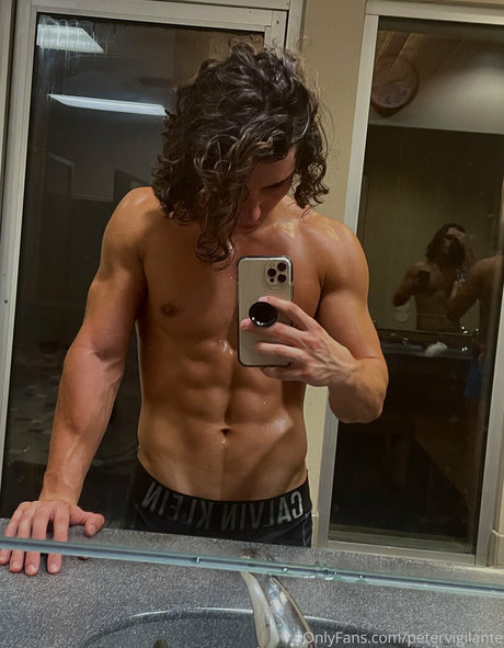 Nahá fotka uniklých OnlyFans od Petervigilante