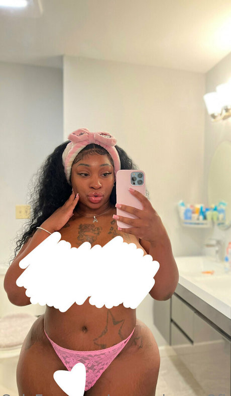 Naakte gelekte OnlyFans-foto van Mercedesass2finee