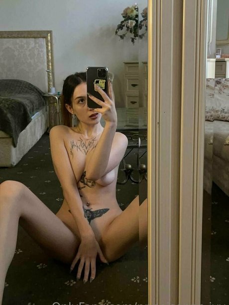 Naken läckt OnlyFans-bild av Pppoisonnnivy