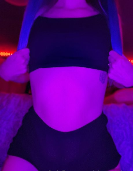 Обнаженная фотография утечки OnlyFans от Pleasemisty