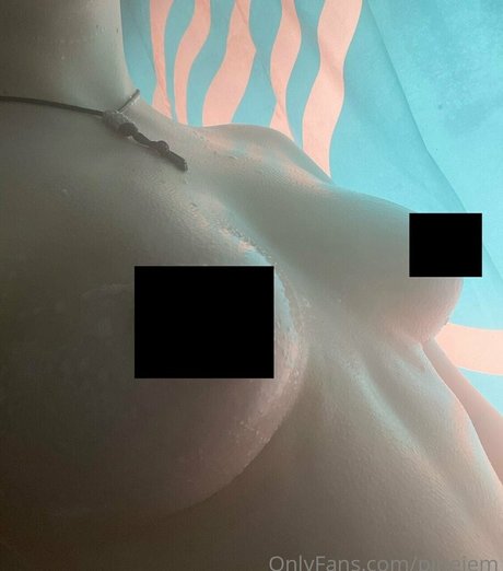 Nahá fotka uniklých OnlyFans od Pinejem