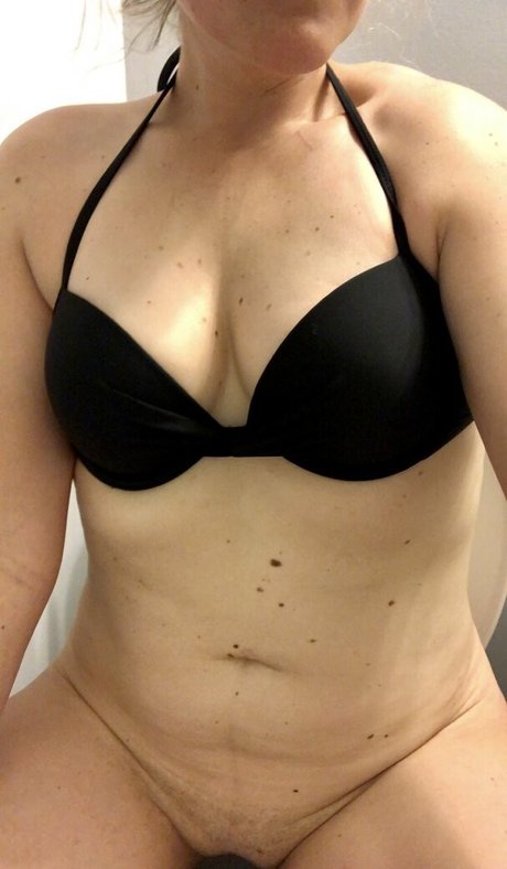 Nahá fotka uniklých OnlyFans od Freakymomalldaylong