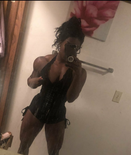 Обнаженная фотография утечки OnlyFans от Ebonymuscle