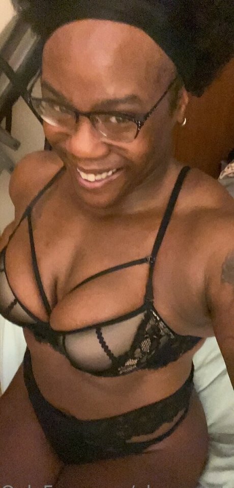 Ebonyglutes01