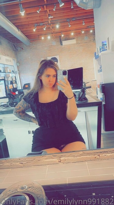 Naken läckt OnlyFans-bild av Emilylynn026