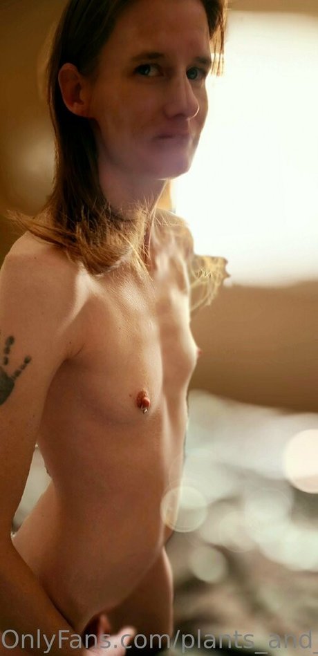 Naken lekkede OnlyFans-bilde av Plantsandpiercings