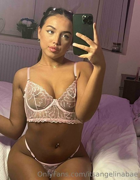Naakte gelekte OnlyFans-foto van Itsangelinabae
