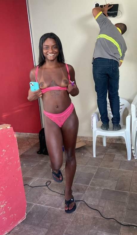 Naken läckt OnlyFans-bild av Trisalfitrj21