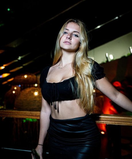 Alaston vuotanut OnlyFans-kuva Julie Remoissenet