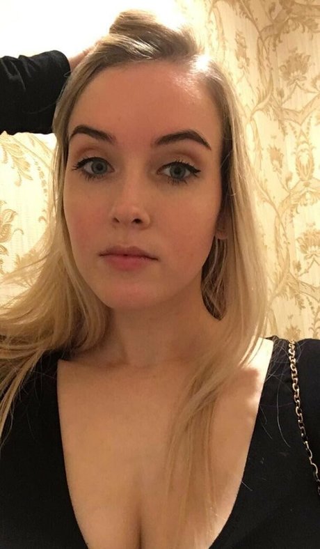 Обнаженная фотография утечки OnlyFans от Emilycc