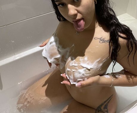 Naken läckt OnlyFans-bild av Reina Angel