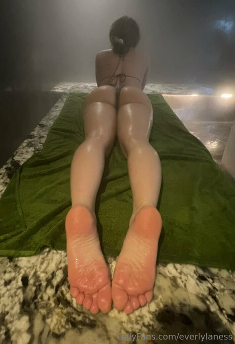 Naken läckt OnlyFans-bild av Everlylaness