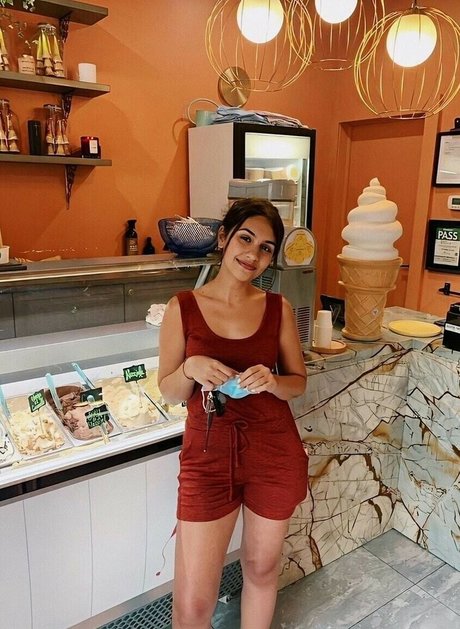 Naken läckt OnlyFans-bild av Alessia Cara
