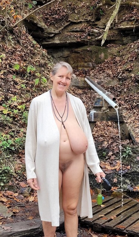 Naken läckt OnlyFans-bild av Busty Petra