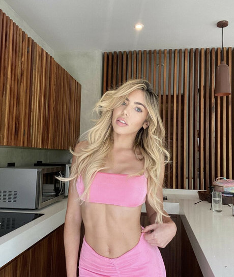 Nahá fotka uniklých OnlyFans od Emmy Corinne