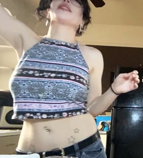 Naken lekkede OnlyFans-bilde av Flodaasmr