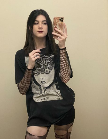 Naken lekkede OnlyFans-bilde av Trashpotatopie