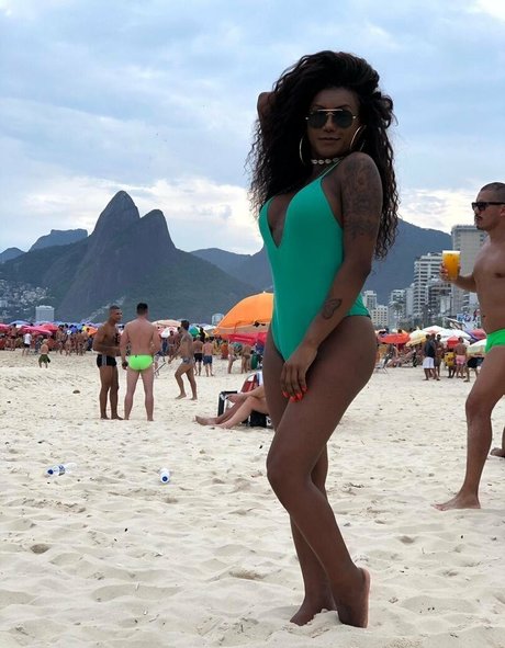 Alaston vuotanut OnlyFans-kuva Sarinhadiass