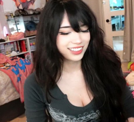 Naken läckt OnlyFans-bild av Emiru