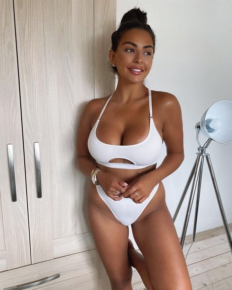 Nacktes geleaktes OnlyFans-Foto von Natasha Sandhu