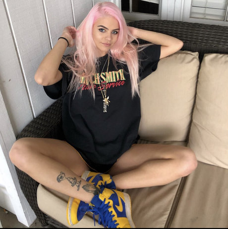 Alasti lekkinud OnlyFans-i pilt Hollie Rotten