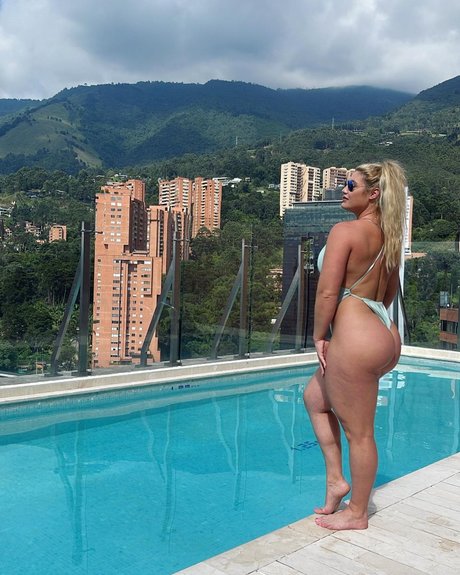 Naken läckt OnlyFans-bild av Dr Colette Larsen