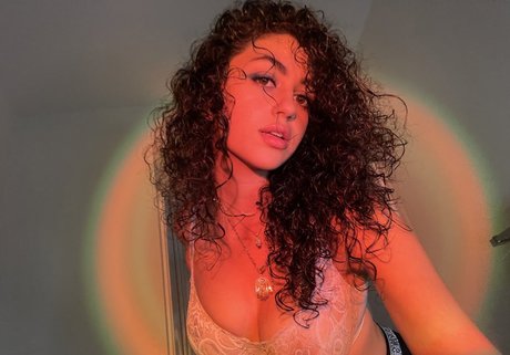 Naken lekkede OnlyFans-bilde av Maya Abdallah