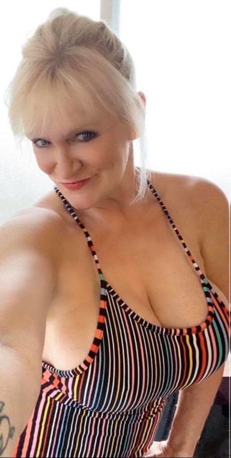 Naken läckt OnlyFans-bild av Sandie Lee