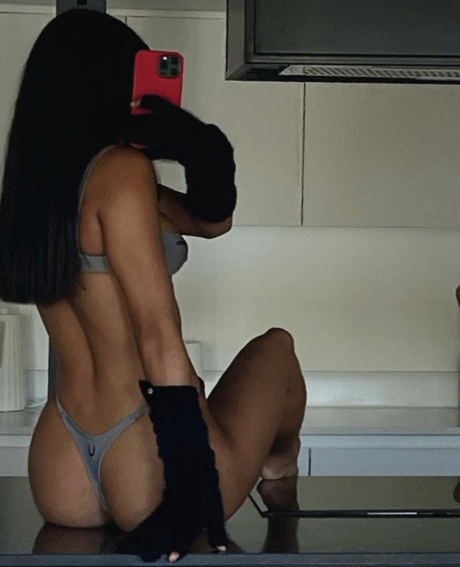 Naken lekkede OnlyFans-bilde av Chloe Scantlebury