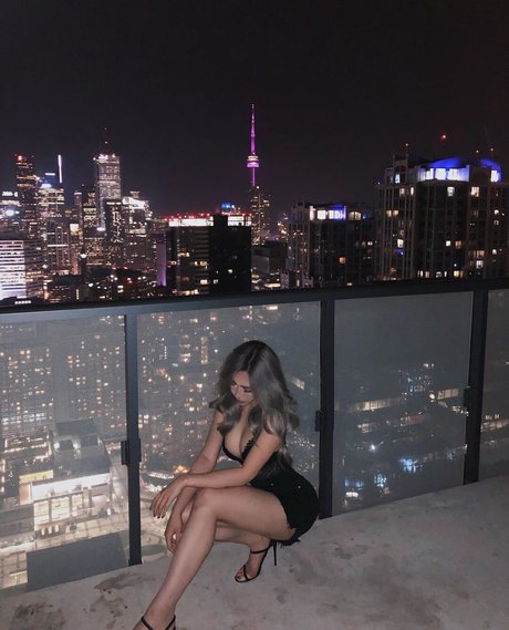 Naken lekkede OnlyFans-bilde av Kara Chan