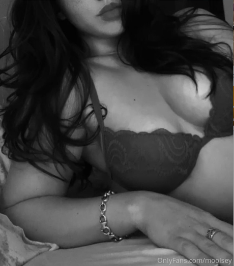 Nahá fotka uniklých OnlyFans od Moolsey