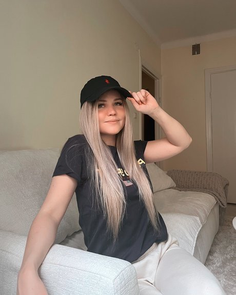 Naken läckt OnlyFans-bild av Julia Kiran