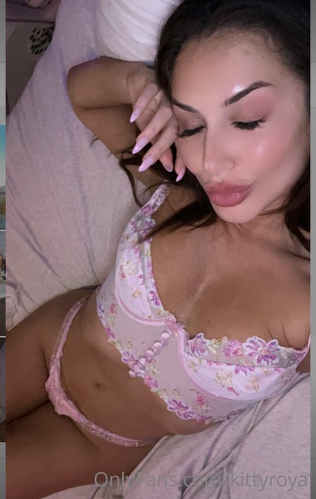 Naakte gelekte OnlyFans-foto van Katherine Eftekhari