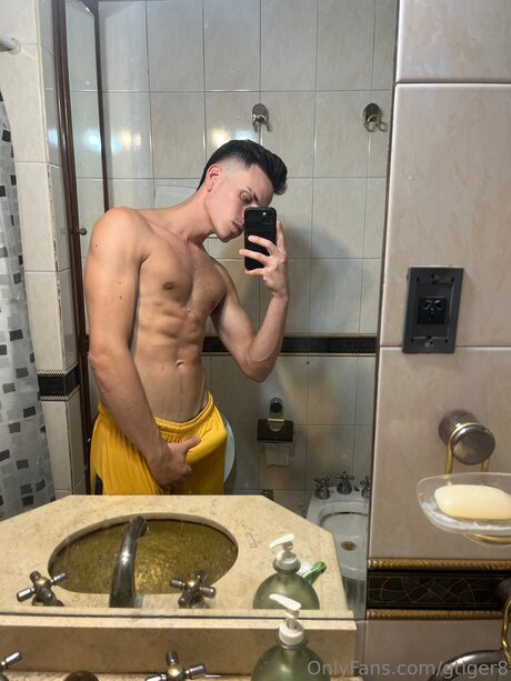 Naken läckt OnlyFans-bild av Gtiger8